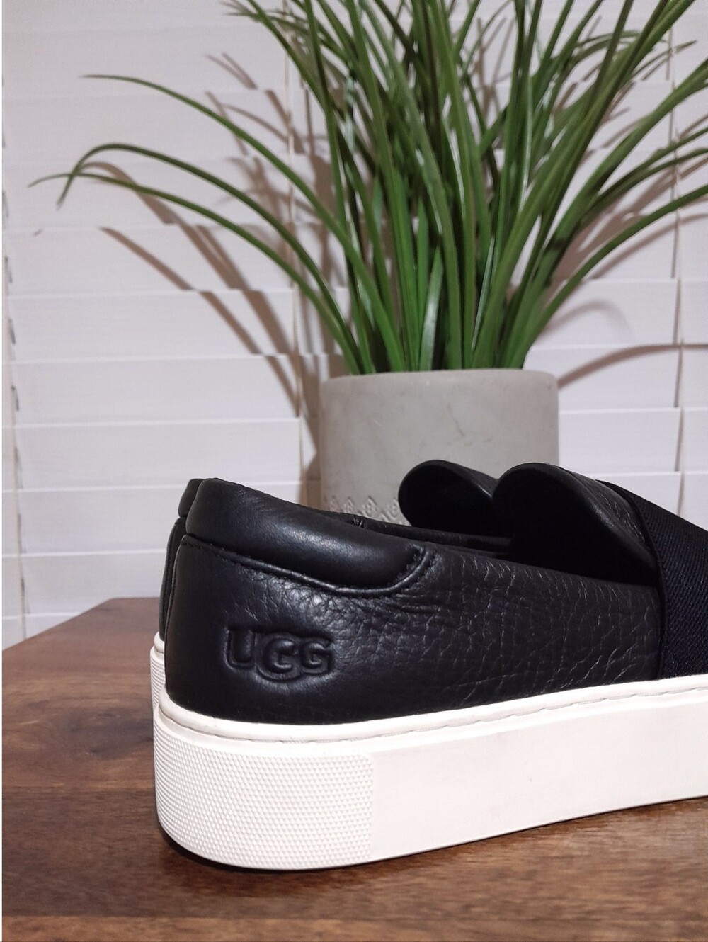 UGG leather Chayze slip on platform sneakers shoes black white 8